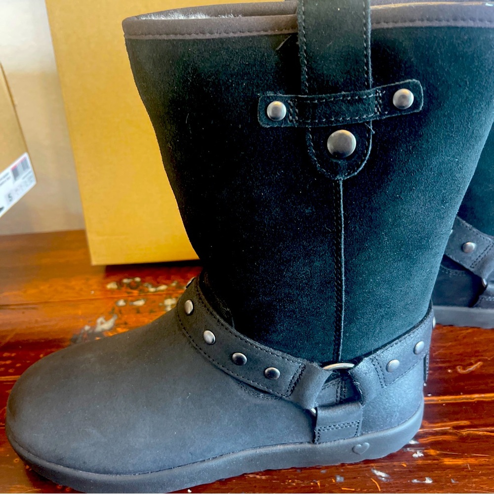 UGG Moto short kids boot new with box size 5 kids 6 1/2 in women’s